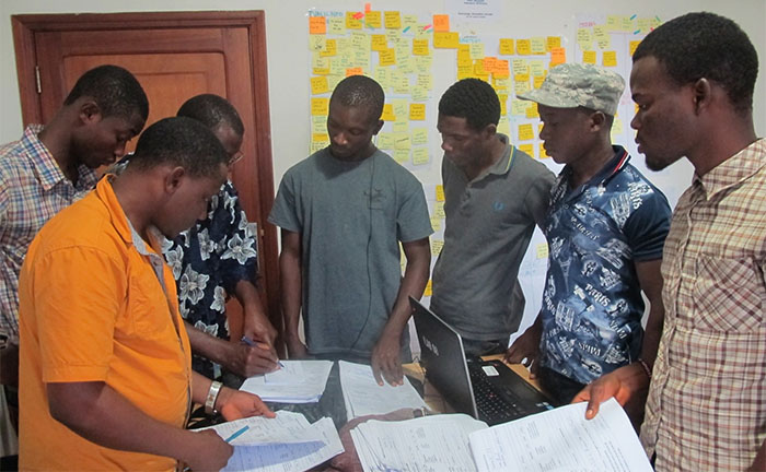 iLab Liberia team reviews incoming cases with emergency personnel